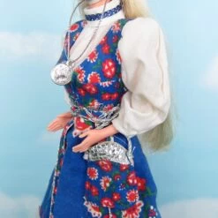 Norwegian Barbie Doll Vintage 1995 Dolls Of The World Collector Edition #14450 -Toy Store Norwegian barbie dolls of the world blue dress hat necklace